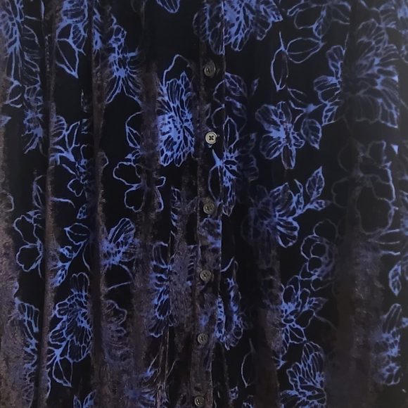 Torrid Black and Blue Floral Velvet Blouse - Picture 9 of 10